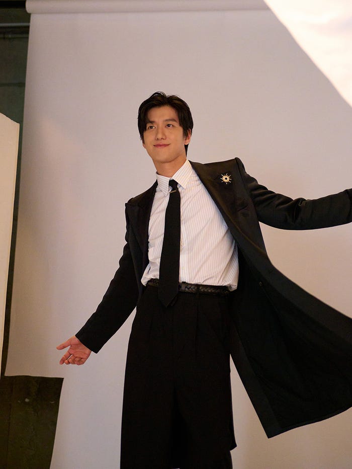 両手を広げる“松水”/水田航生/モデルプレス独占カット(提供写真)