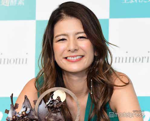 スザンヌ、ビッグTシャツからスラリ美脚披露「小顔際立つ」「スタイル抜群」の声