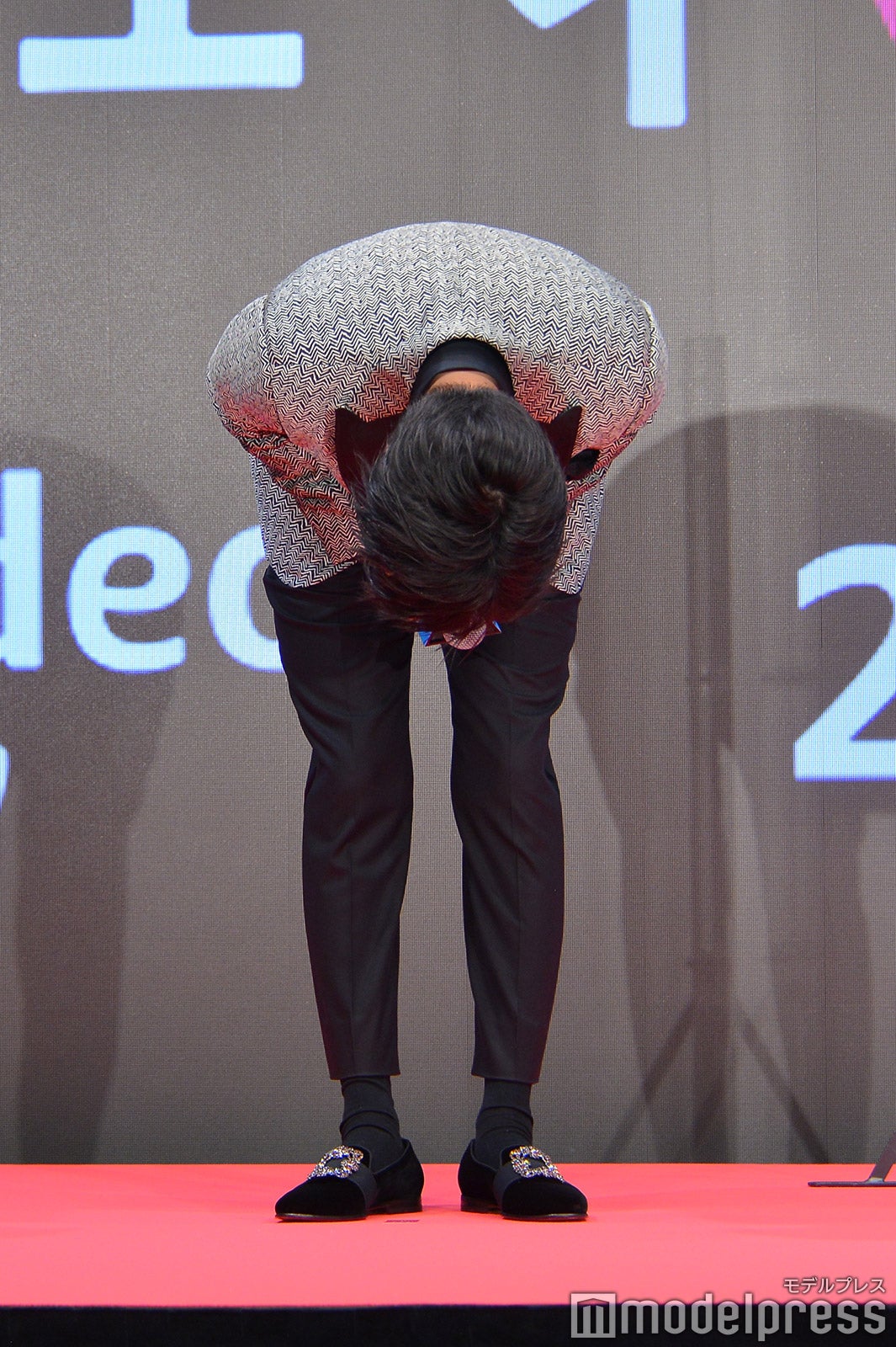 深々とお辞儀をする田中圭（C）モデルプレス