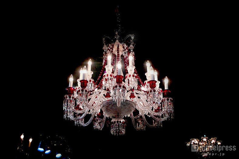 煌びやかな光を放つ