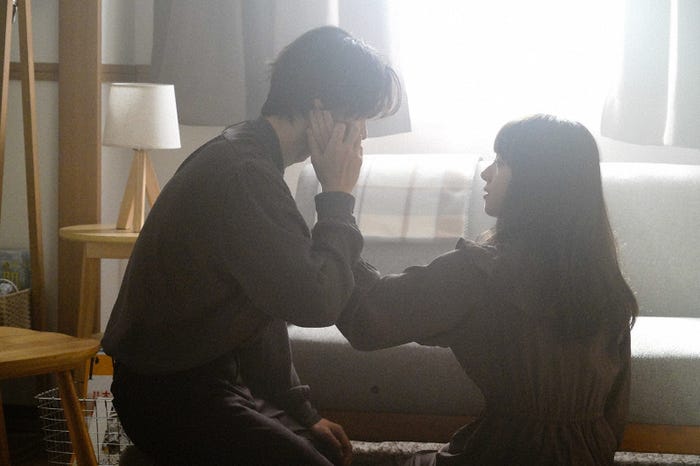 瀬戸康史、清原果耶/「霊媒探偵・城塚翡翠」第1話より(C)日本テレビ