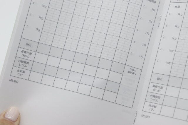 セリア体重記録ノートはBMIや基礎代謝を書き込める