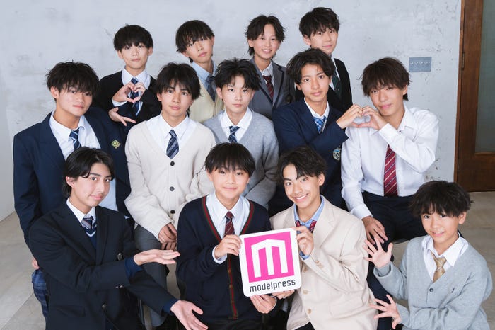 (前列左から)丸山玲央くん、斎藤羽雲くん、德永來哉くん、武藤真弥くん(中列左から)上中琉くん、園山弥凪都くん、白坂洵葵くん、酒井勇人くん、丹下璃音くん(後列左から)芹川壽都くん、茶屋本想士くん、松田爽獅くん、豊田琥杏くん(C)モデルプレス