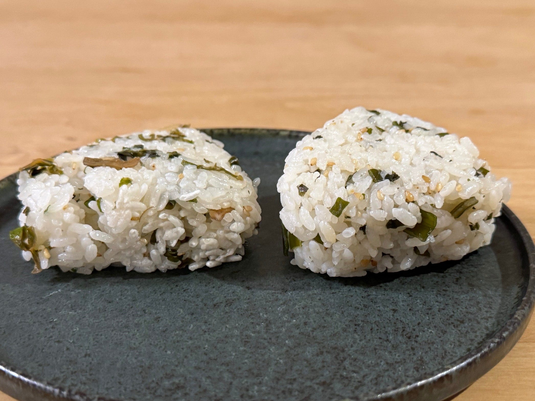 左が冷凍、右がチルド。チルドおにぎりは食べやすい反面、ご飯がぎゅっと詰まった印象も