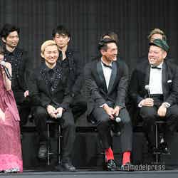 （後列左から）YORI、U-YEAH、KENZO、DAICHI、KIMI、TOMO（前列左から）齋藤飛鳥、ISSA、槙野智章、くっきー、若月佑美 （C）モデルプレス
