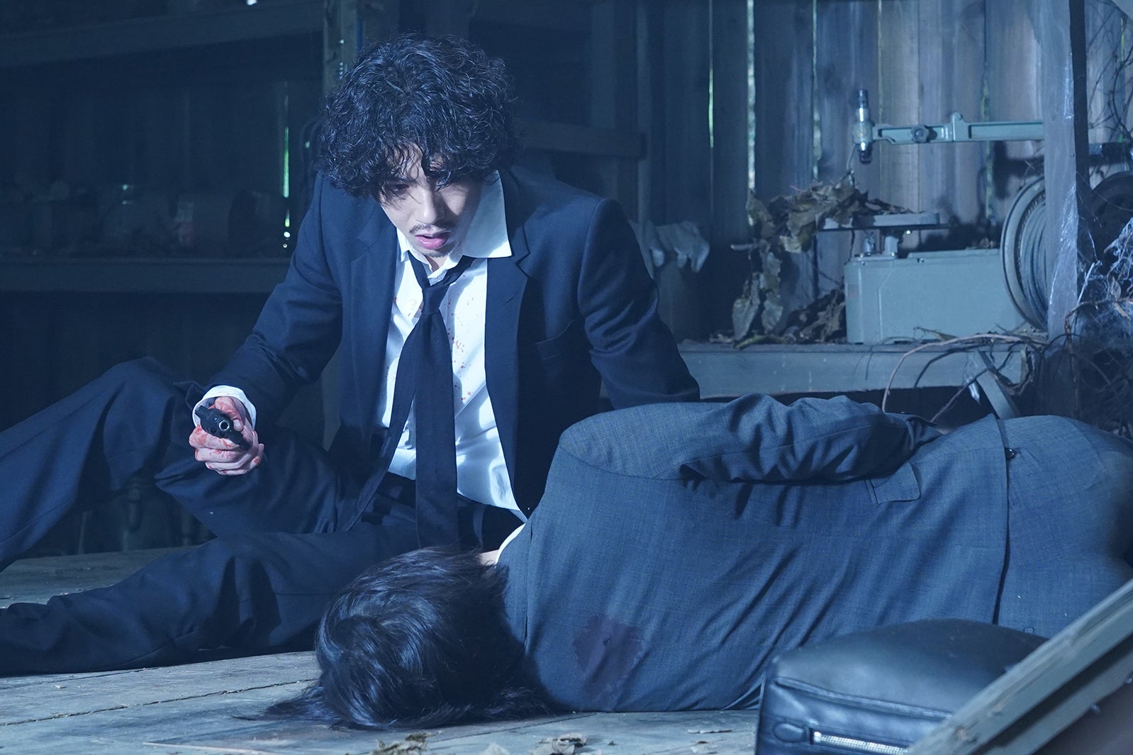 賀来賢人、広末涼子／「ニッポンノワール―刑事Yの反乱―」第1話より（C）日本テレビ