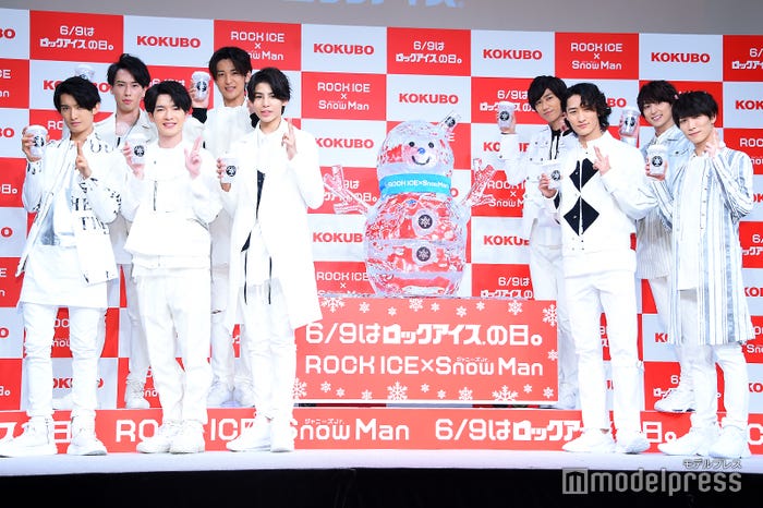 Snow Man(前列左から)向井康二、深澤辰哉、ラウール、岩本照、渡辺翔太(後列左から)宮舘涼太、目黒蓮、阿部亮平、佐久間大介(C)モデルプレス