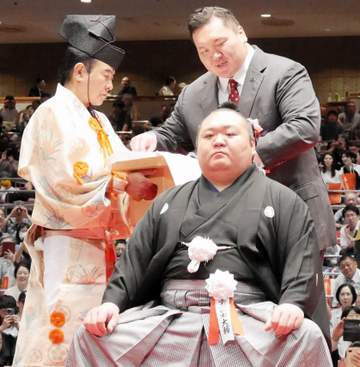 元宝富士の断髪式で国技館沸く！熱海富士、義ノ富士ら関取衆がほっぺにキスの嵐をプレゼント【大相撲】