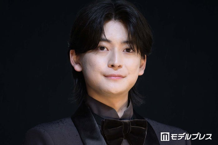 高橋文哉、雨の中集まったファンへ神対応光る ブラックスーツで登場