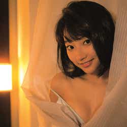 モデルプレス - 武田玲奈、美バストチラリのセクシーショット 下着カットに初挑戦