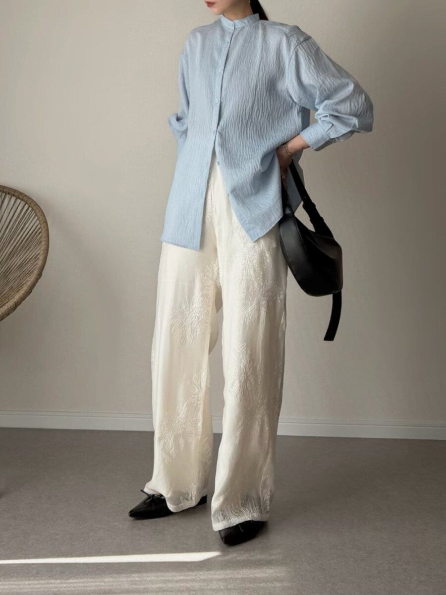 2026春透け感白ワイドパンツバンドカラーシャツコーデ