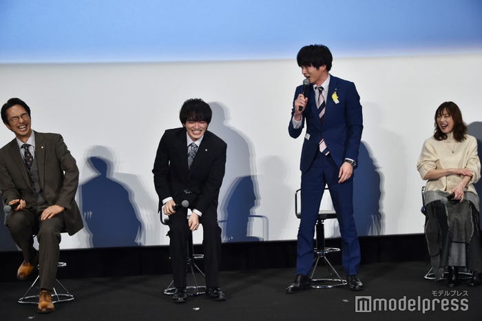 林遣都に立ち上がってツッコむ田中圭(C)モデルプレス