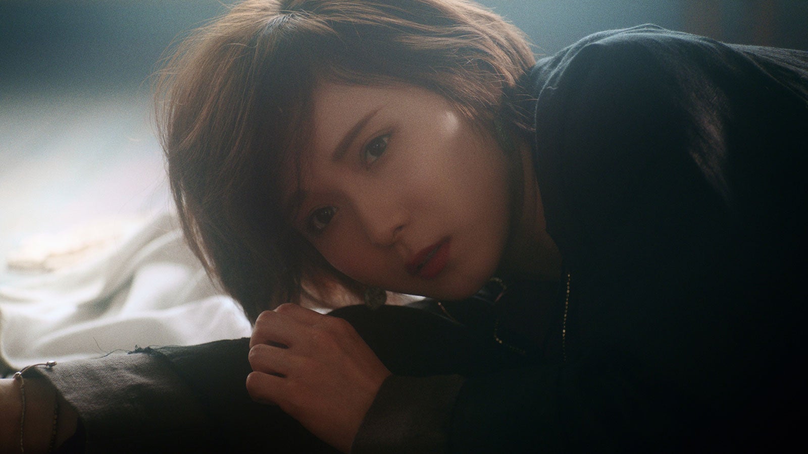 松岡茉優（C）2019-2020 SQUARE ENIX CO., LTD. All Rights Reserved. Co-Developed by gumi Inc. LOGO ILLUSTRATION:（C）2018 YOSHITAKA AMANO