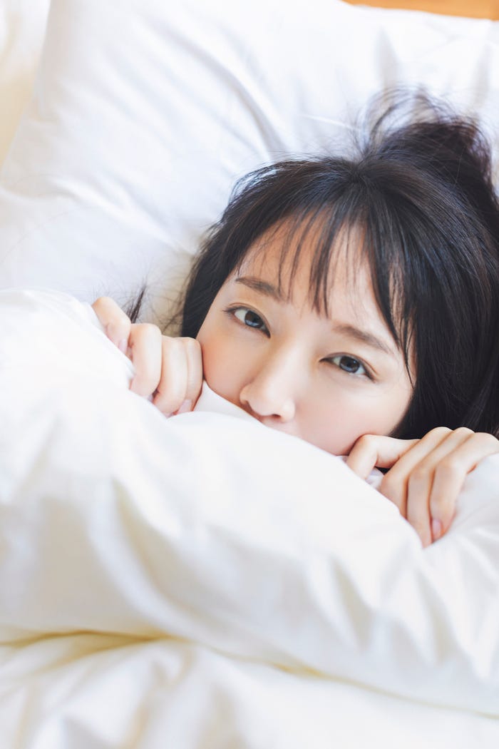 「吉岡里帆 Wアニバーサリー写真集『日日』」より(C)マガジンハウス 撮影・大辻隆広