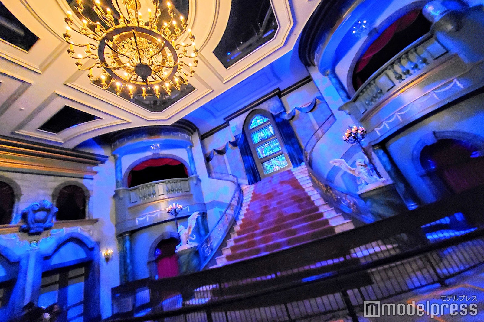  「美女と野獣の城」玄関の広間（プロローグ）（C）モデルプレス （C）Disney