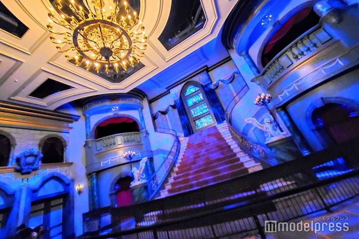 「美女と野獣の城」玄関の広間(プロローグ)(C)モデルプレス (C)Disney
