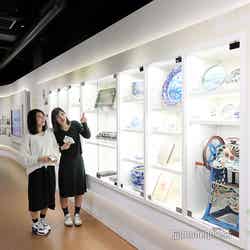 2019年3月にオープンした「みほしるべ」。三保松原と富士山がモチーフになった工芸品や日用品などが数多く展示されています。(C)モデルプレス