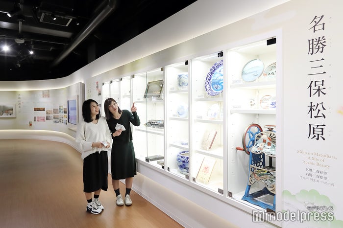 2019年3月にオープンした「みほしるべ」。三保松原と富士山がモチーフになった工芸品や日用品などが数多く展示されています。(C)モデルプレス