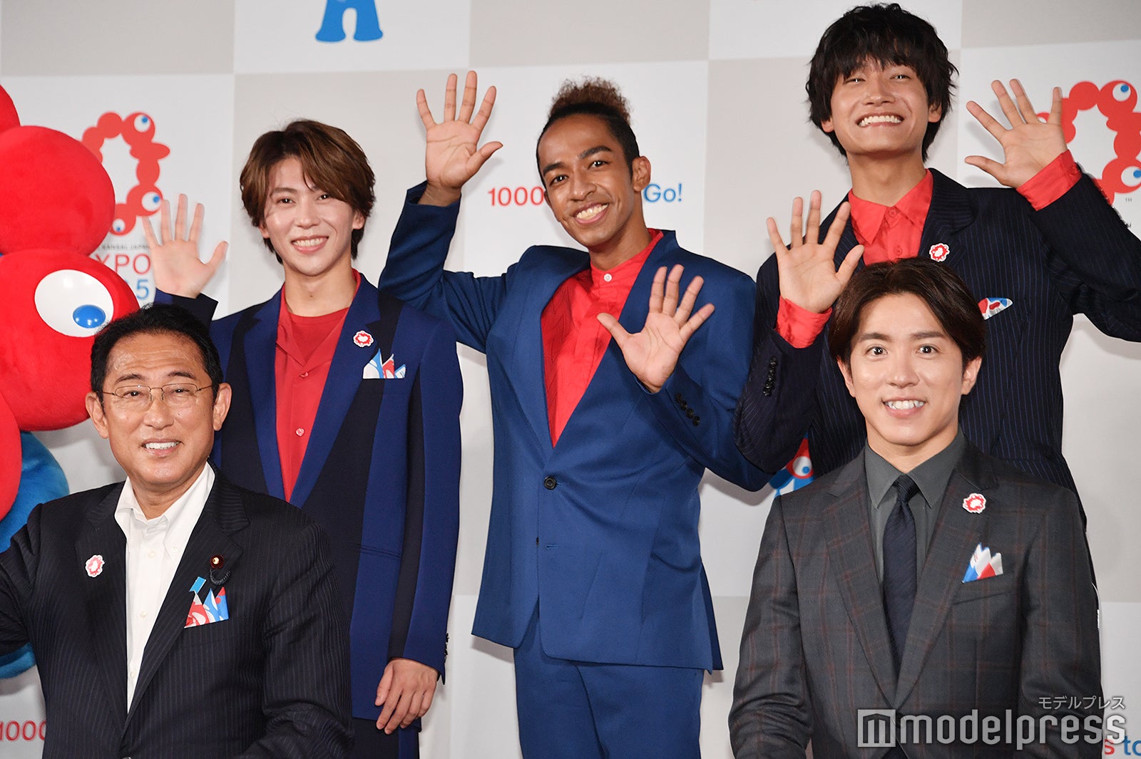 （前列左から）岸田文雄内閣総理大臣、微動だにしない村上信五（後列左から）末澤誠也、草間リチャード敬太、佐野晶哉（C）モデルプレス