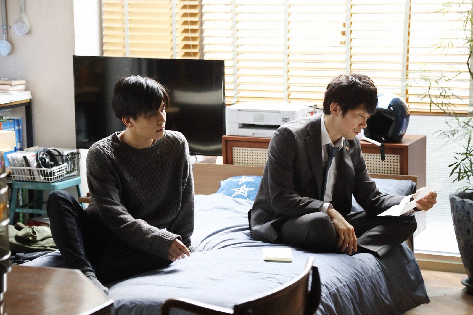 岩田剛典、佐々木蔵之介／「シャーロック」第6話より（C）フジテレビ