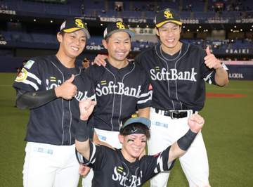 ソフトバンク V決定後に感動の光景 ホークス一筋19年のベテランのもとへ次々と選手たちが→記念撮影続く 今季限りで現役引退の中村晃