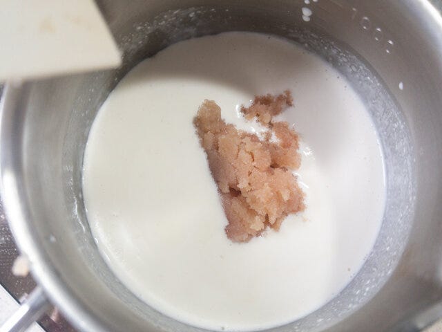 小鍋に生クリーム・牛乳・白だしを加えて火にかけ、沸騰寸前まで温めたら火を止め、①でほぐしたたらこを半量加えて混ぜ合わせます。