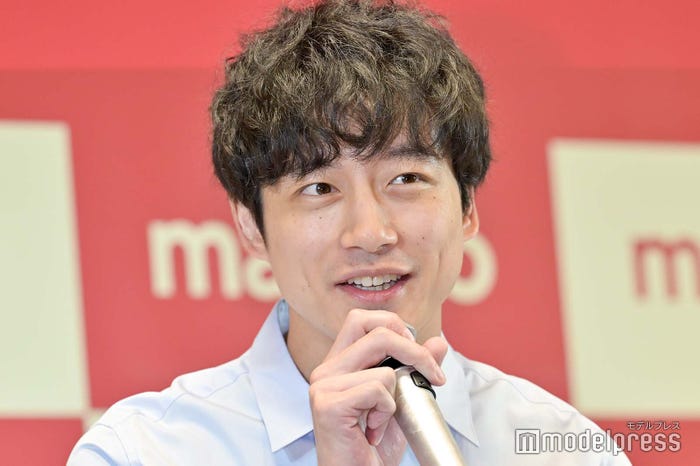 自身の“爽やか”ビジュアルを自画自賛する坂口健太郎(C)モデルプレス