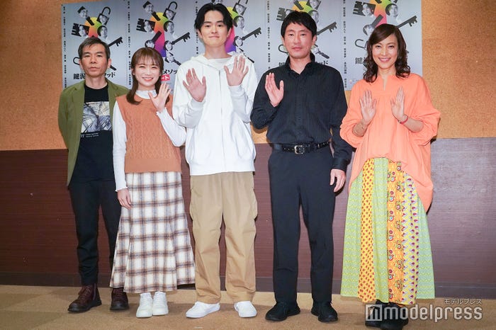 (左から)マギー、秋元真夏、望月歩、少路勇介、鈴木杏樹(C)モデルプレス