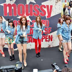 渋谷でゲリラライブを行ったT-ARA