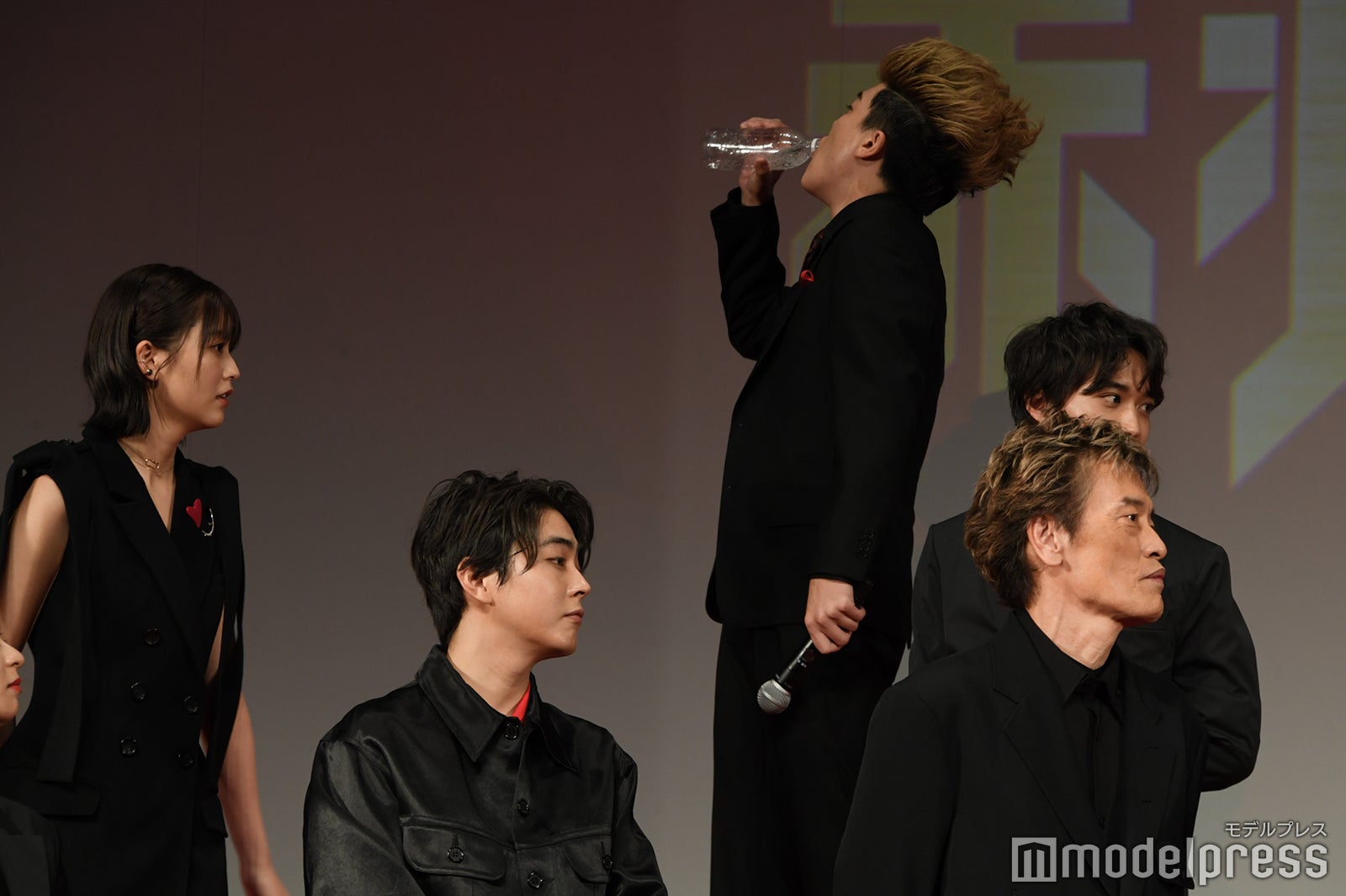 こっそりと炭酸水を飲む有輝（C）モデルプレス