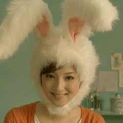 佐々木希、CM「お母さんはウサギ」篇より