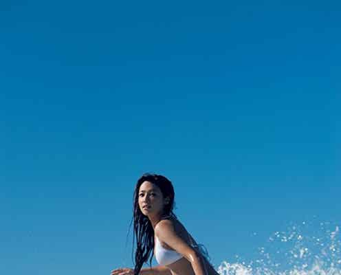 深田恭子、ビキニでサーフィン 開放的な素顔&美ボディ大胆披露