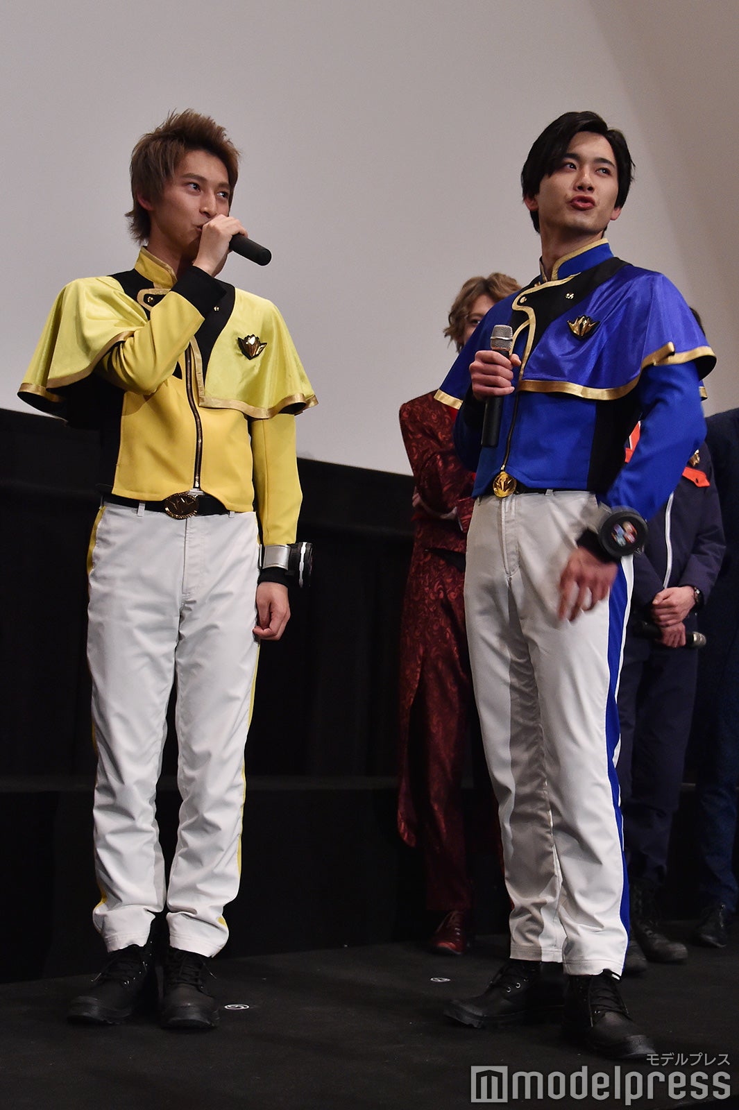 ルパンブルーのモノマネに挑戦する木原瑠生、水石亜飛夢 （C）モデルプレス