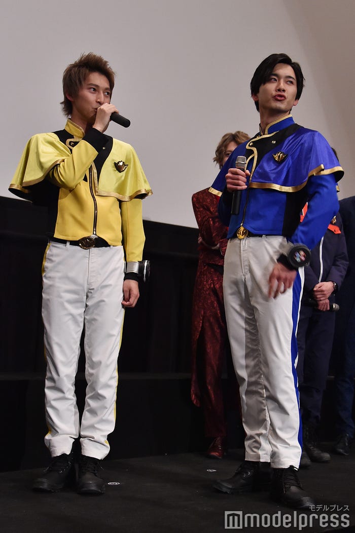 ルパンブルーのモノマネに挑戦する木原瑠生、水石亜飛夢 (C)モデルプレス