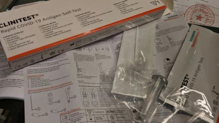 抗原検査は鼻をぬぐう、日本でも一般的なタイプ。こちらは日本語案内はない