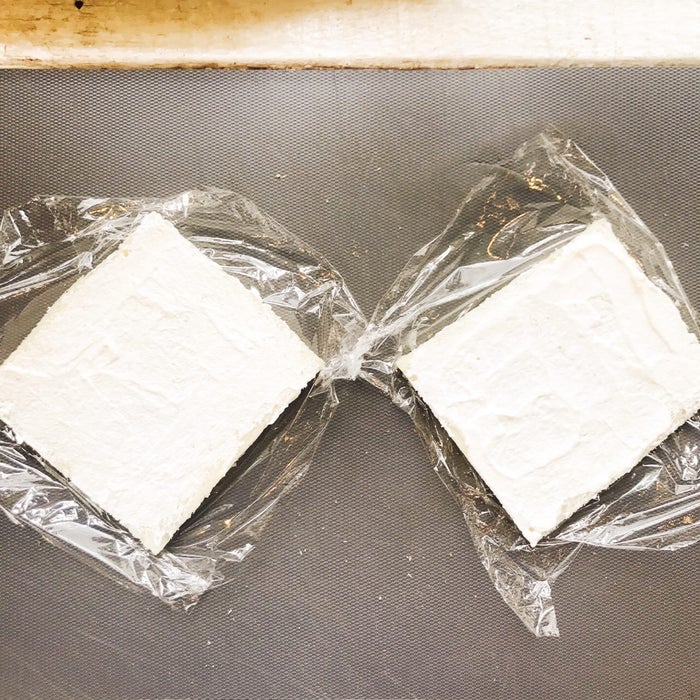 手順2：ラップを敷いた上に食パンをのせ生クリームを塗る／画像提供：柏原歩