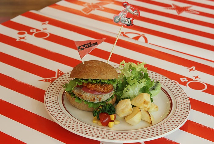 ＜デューク・カブーン＞空高く！スタントバーガー　1,890円（提供画像）