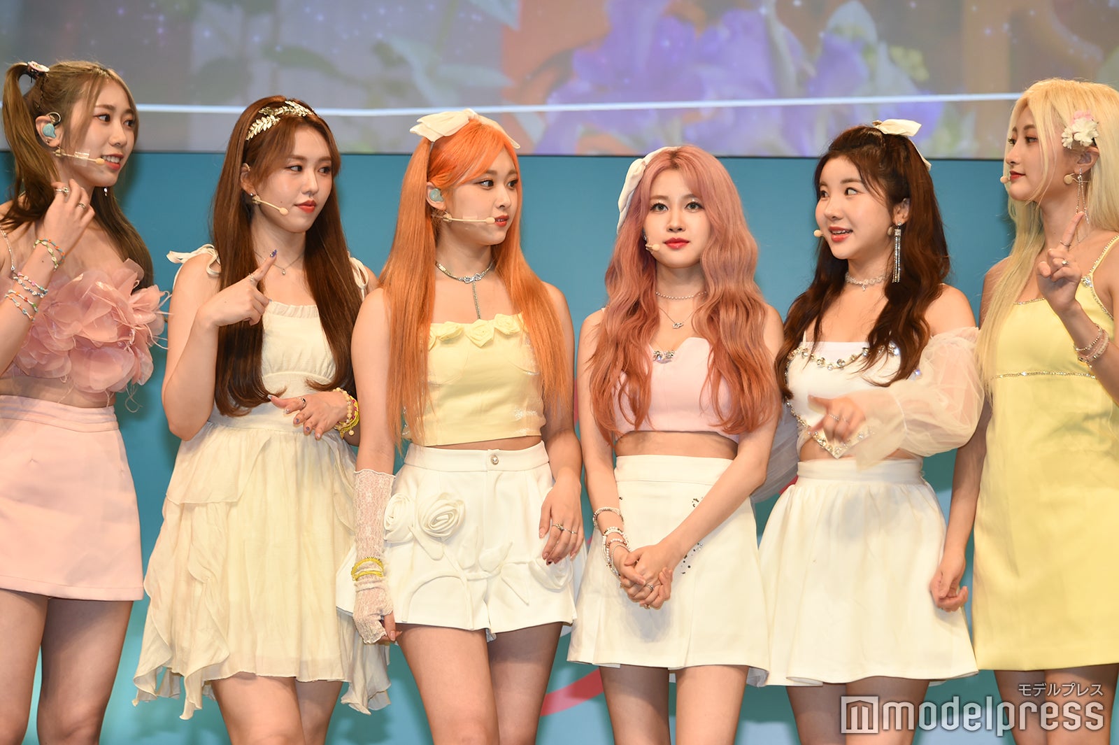 ポーズを相談するILY:1（左から）エルバ、ハナ、リリカ、アラ、ナユ、ロナ （C）モデルプレス