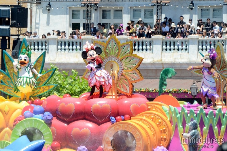 カーニバルクイーンの乗るトロピカルフルーツの船