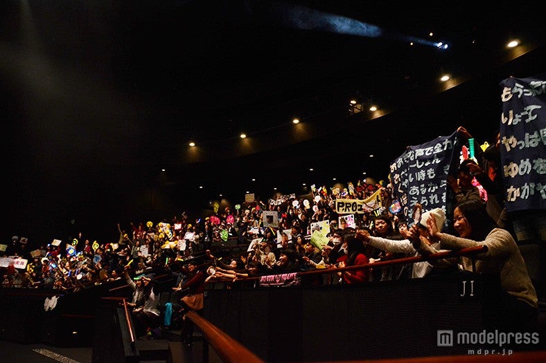 応援に駆けつけた同僚のキャストたち、手作りアイテムで受賞者を祝福