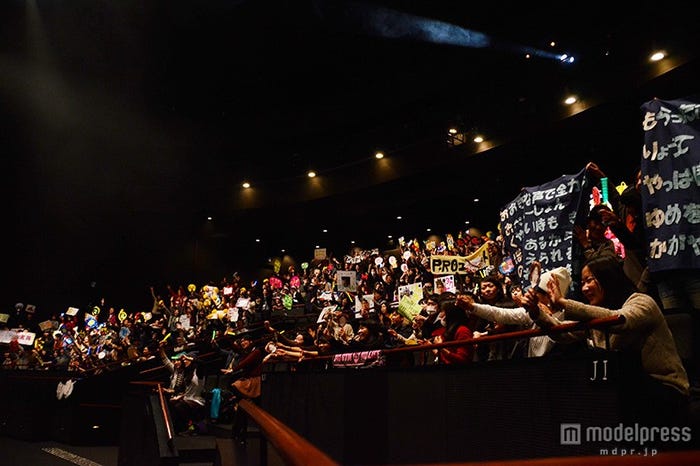 応援に駆けつけた同僚のキャストたち、手作りアイテムで受賞者を祝福