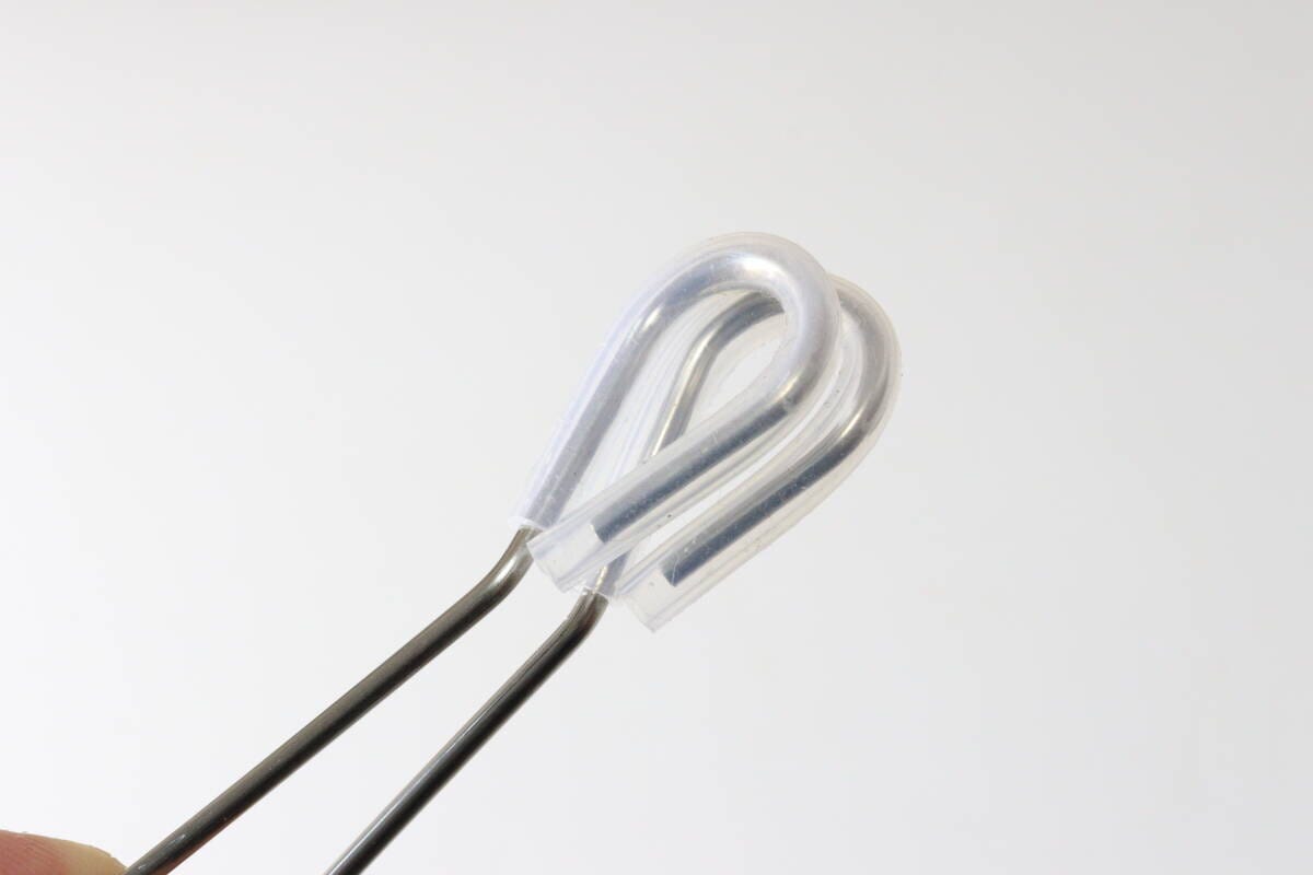 セリアのトイレ用ハンギングステンレストングは傷つき防止のチューブ付き