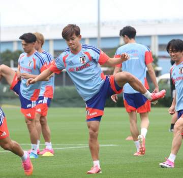 久保建英 南野魂「8」継承 「他の誰かがつけるくらいなら自分がつけたい」負傷選外の先輩に直接連絡