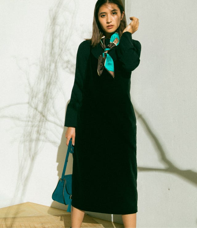 リブニットトップス¥10,000/レッセ・パッセ ベロアキャミワンピース¥25,000/マイストラーダ 首に巻いたスカーフ¥14,000/グレースコンチネンタル(グレースコンチネンタル ショールーム) ショルダーバッグ¥28,000/JILLSTUART(C)TOPLOG