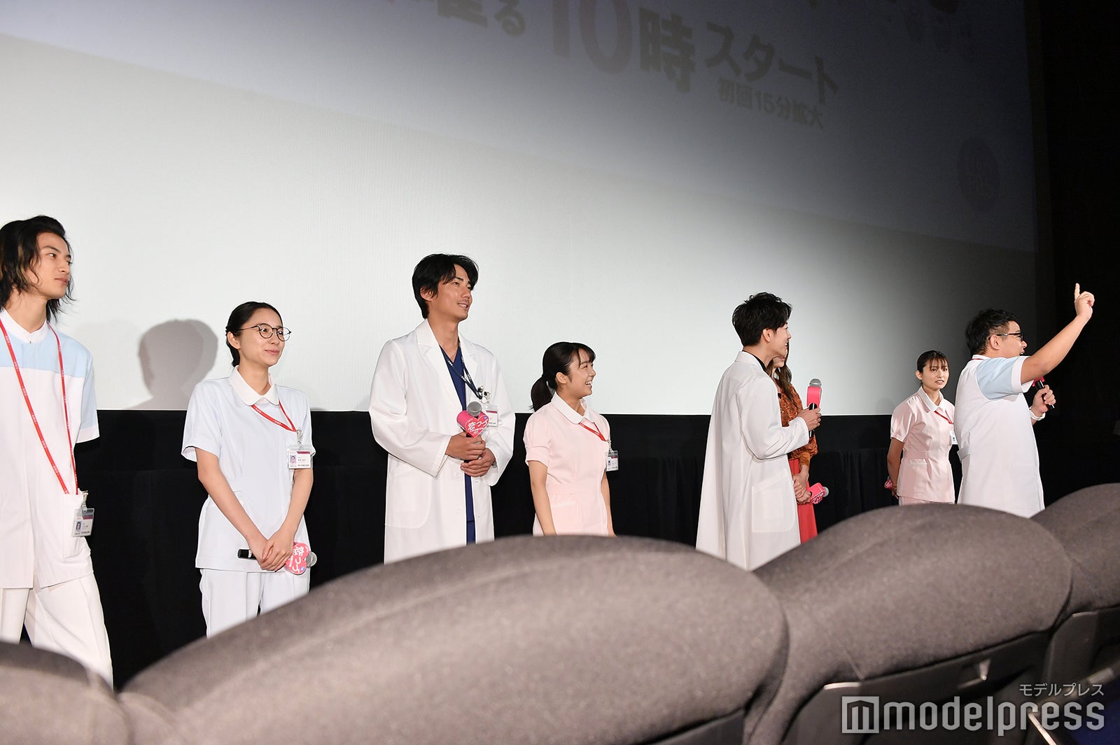 「まさか目の前に佐藤健が来ると思わなかったでしょ！」と盛り上げる昴生 （C）モデルプレス