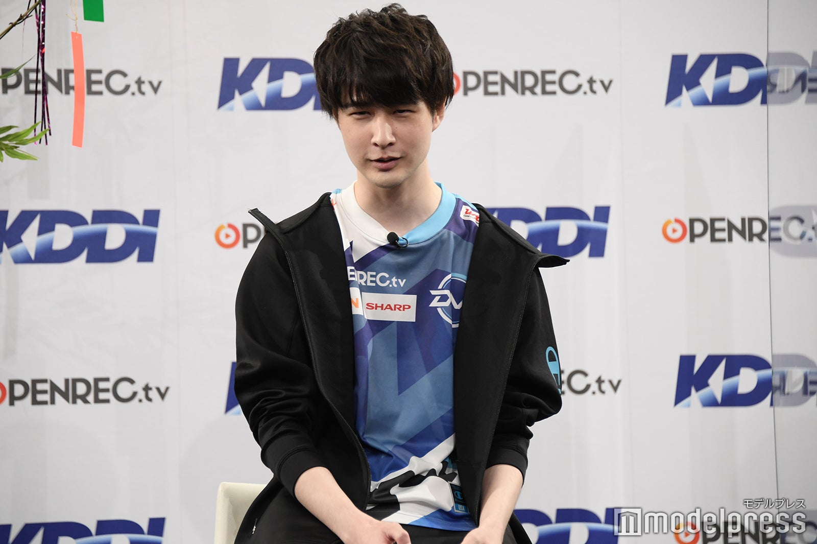 ゲームをするナウマン （C）モデルプレス