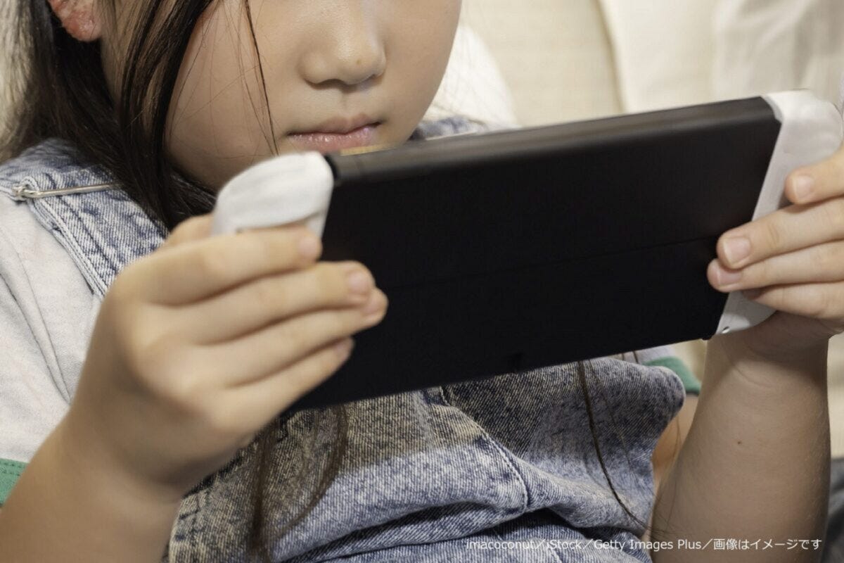 ゲームで遊ぶ子供