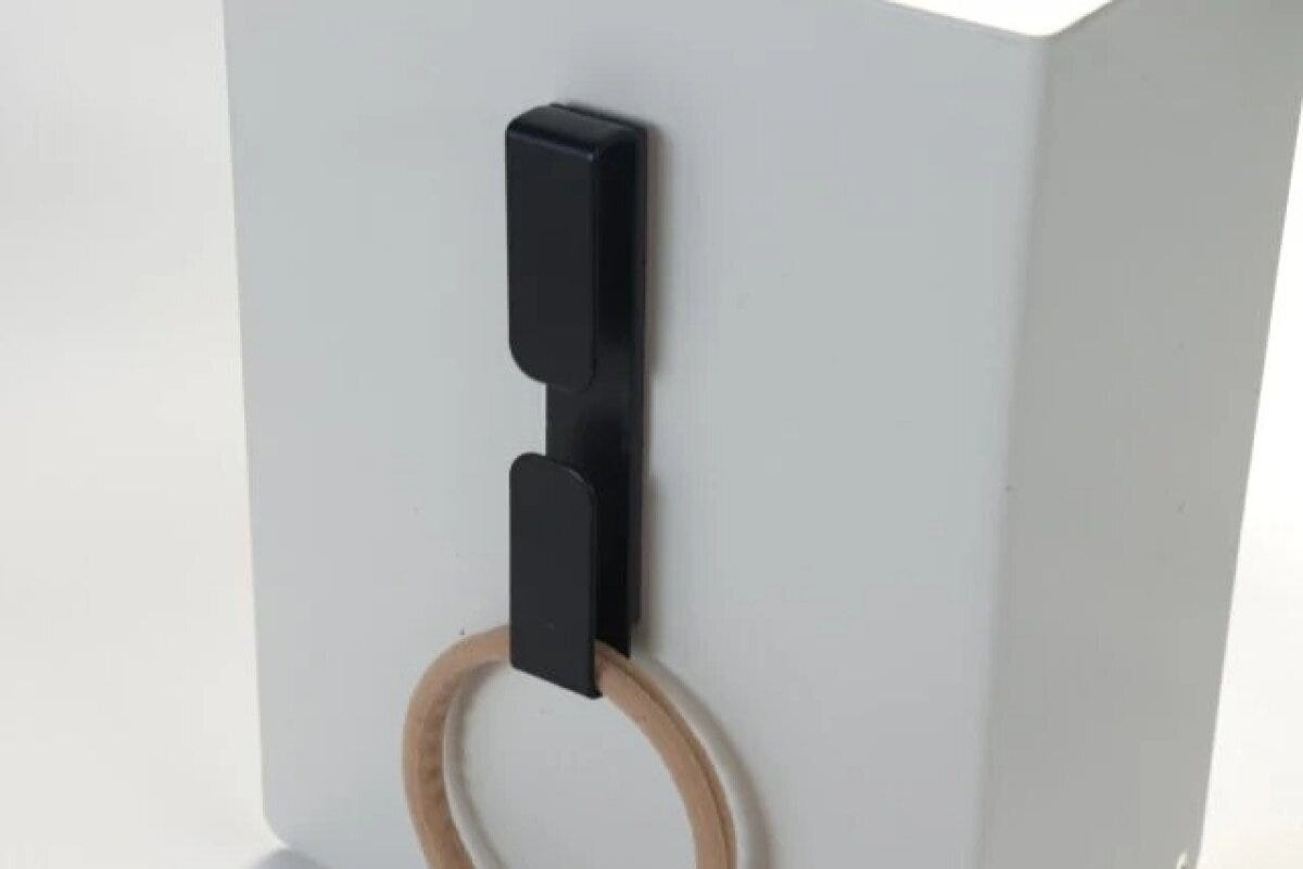 ダイソー　2way小物ホルダー（マグネット付、ブラック）　使用例　ヘアゴム　マグネット