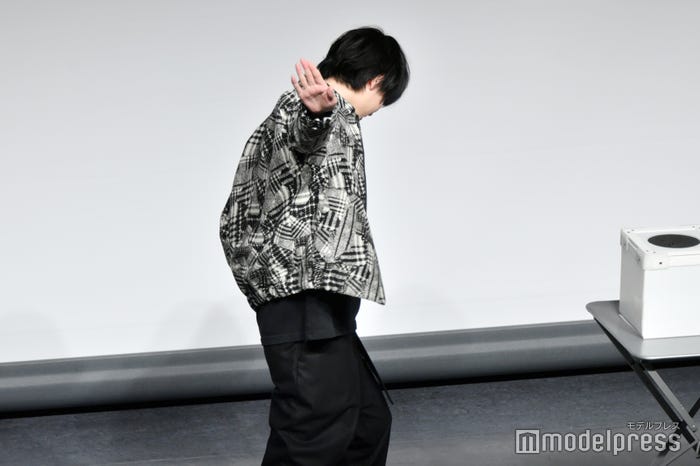 “かっこいい投げキッス”を披露する桜田通(C)モデルプレス