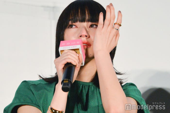 サプライズに大粒の涙をこぼす小松菜奈 (C)モデルプレス